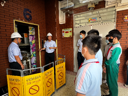 图:现场向学生讲解电梯构造等知识.jpg