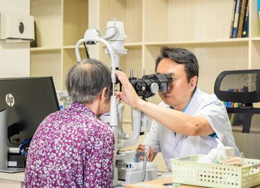 李志辉副院长做客顺德电台《面对面访谈》,分享深耕顺德眼病30年的心路历程 李志辉副院长做客顺德电台《面对面访谈》,分享深耕顺德眼病30年的心路历程