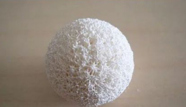 水泥浆喷溅入眼致眼球被迫摘除，顺德爱尔妙手植入义眼，助力男子重拾信心